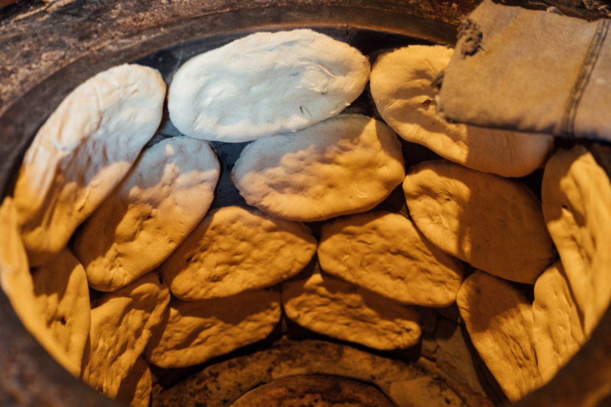 Gruziński chleb wypiekany w specjalnym piecu 