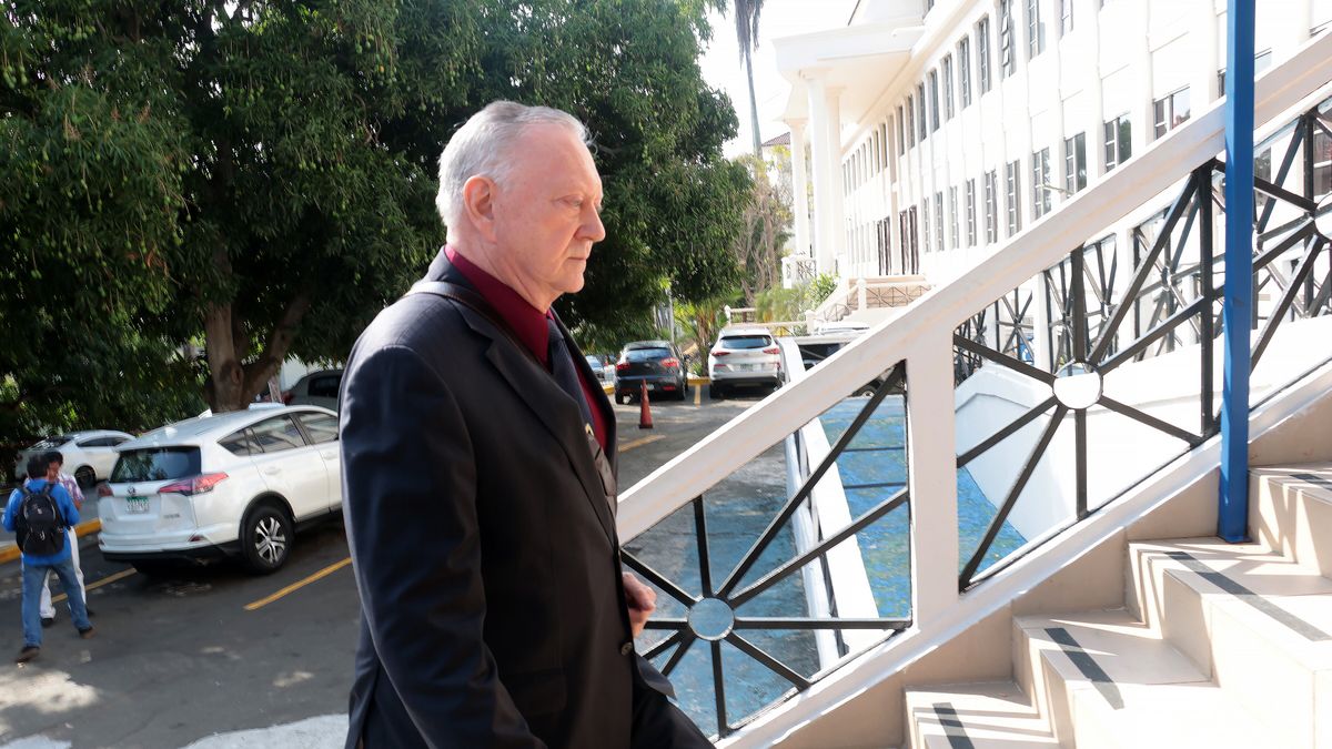 The defendant, lawyer Jurgen Mossack arrives at a hearing in 'Panama Papers' trial in Panama City, Panama, 08 April 2024. The trial for the 'Panama Papers' case, the historic leaks of documents from the defunct Panamanian law firm Mossack Fonseca that linked personalities from around the world to money laundering, began eight years after the scandal, with around 20 defendants exposed to a maximum penalty of 12 years, who claim their innocence and the prosecution determined to ask for an 'exemplary' penalty. EPA/GABRIEL RODRIGUEZ Dostawca: PAP/EPA.