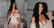 Wydekoltowana Kim Kardashian maszeruje na weselne afterparty Bezosa i Sanchez. Fajna "piżamka"?
