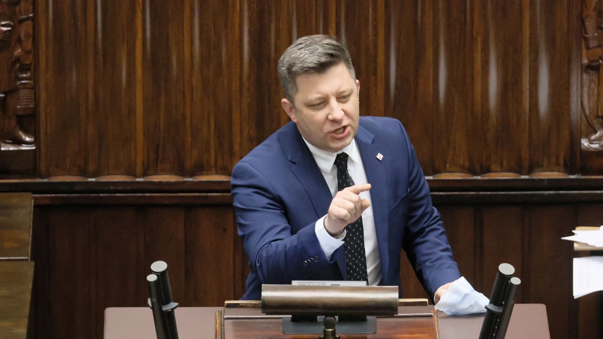 Micha� DworczykWarszawa, 12.01.2022. Szef Kancelarii Prezesa Rady Ministr�w Micha� Dworczyk na sali obrad w Sejmie w Warszawie, 12 bm. Ni�sza izba parlamentu zajmie si� m.in. projektem nowelizacji ustawy o podatku od towar�w i us�ug. (amb) PAP/Leszek Szyma�skiLeszek Szyma�ski9, 9., Dziewi�ta, IX kadencja, IX kadencji, kadencja, kadencji, obrad, Obrady, plenarna, polityk polityka, Polityka, posiedzenie, Posiedzenie Sejmu, posiedze�, sala, sala plenarna, Sala plenarna posiedze� obrad, Sejm, Sejm RP