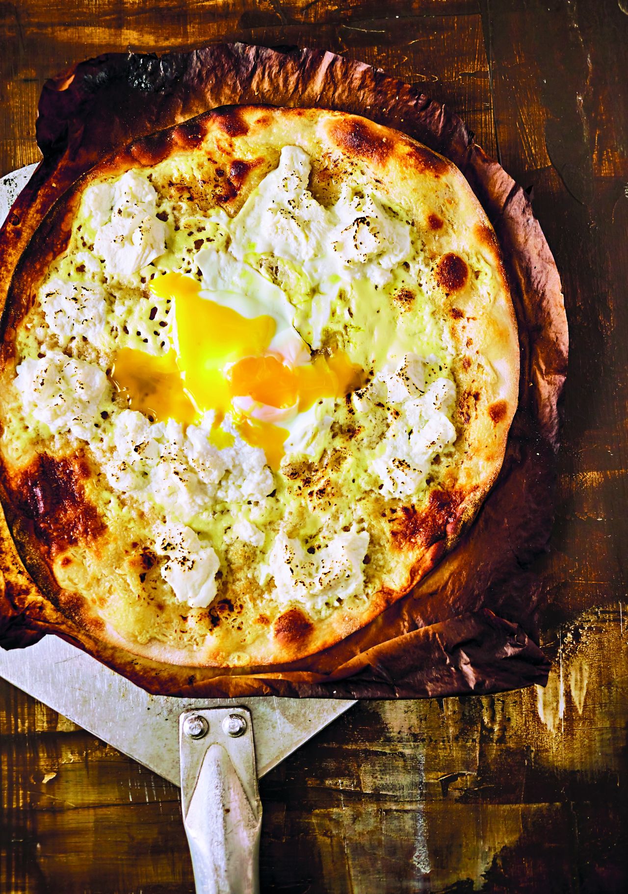 Pizza z jajem i ricottą. Podbije twoje kubki smakowe