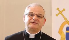 Biskup oskarżony przez byłego kleryka o molestowanie pozywa wydawcę „Newsweeka”