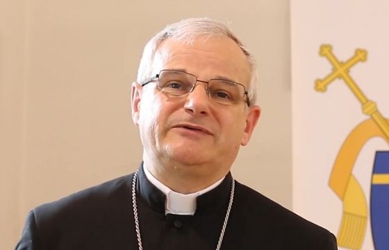 Biskup oskarżony przez byłego kleryka o molestowanie pozywa wydawcę „Newsweeka”