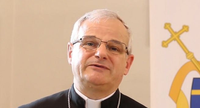 Biskup oskarżony przez byłego kleryka o molestowanie pozywa wydawcę „Newsweeka”