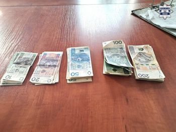 Znaleźli portfel wypchany pieniędzmi. W środku ponad 7 tysięcy złotych! To, co zrobili, zaskoczyło 81-latka