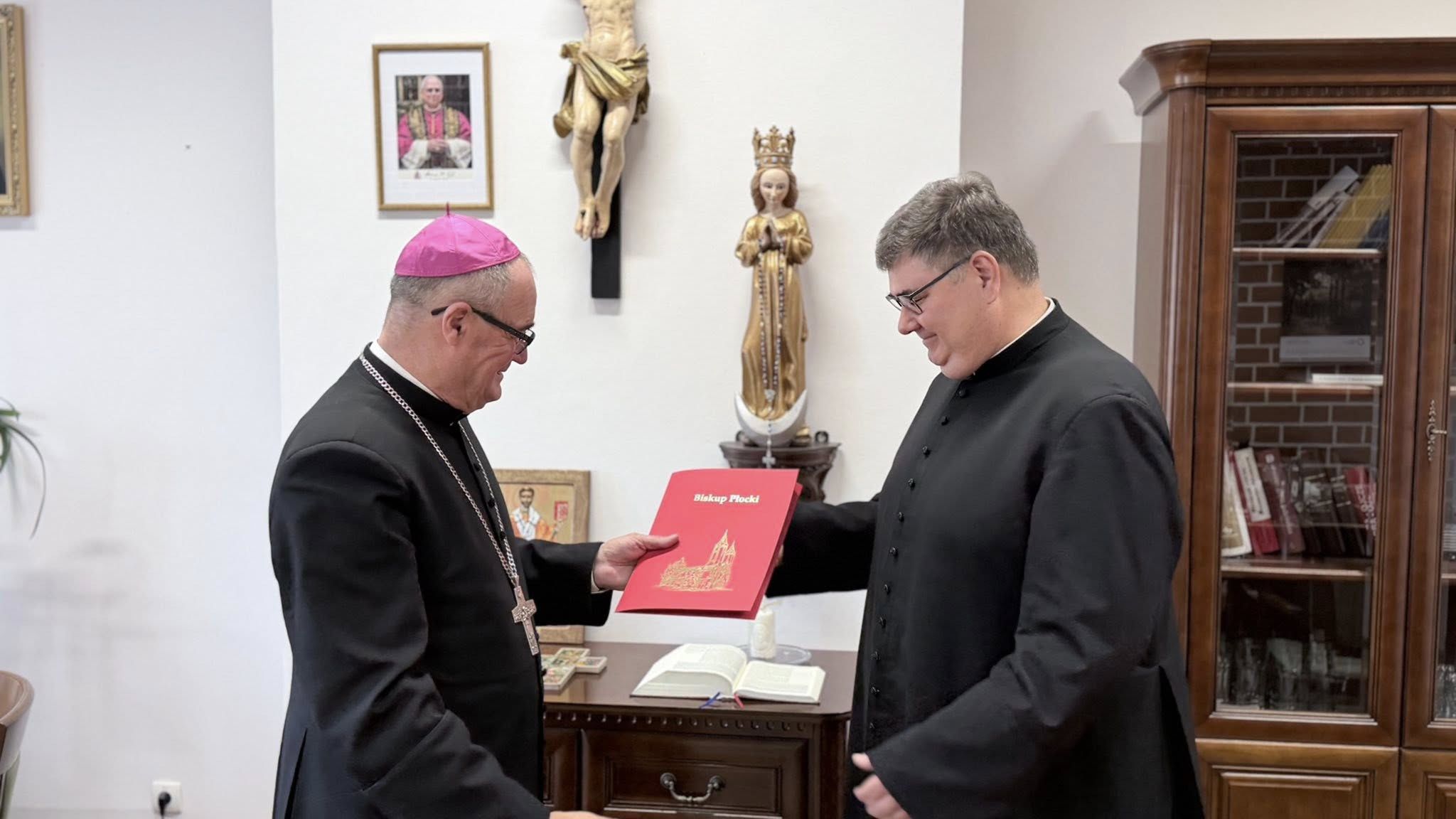 Wręczenie dekretu ks. Pawłowi Grąbczewskiemu 