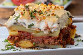 Pokrój w talarki i dodaj do greckiej zapiekanki. Taką musaką naje się cała rodzina