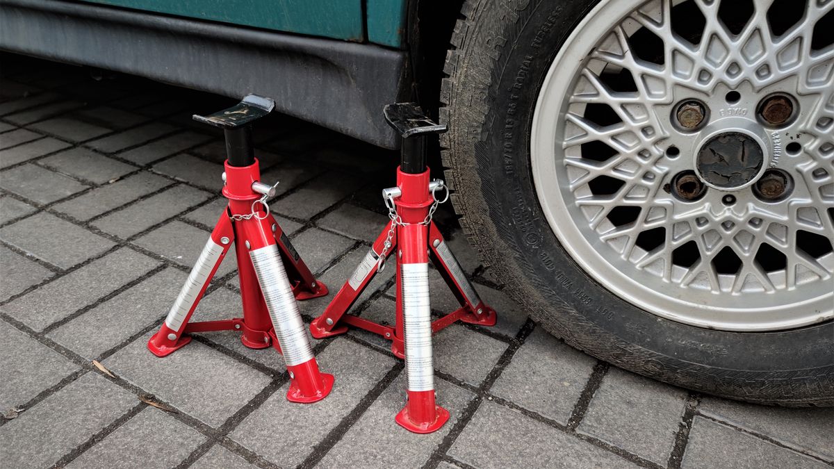 Kobyłki mogą okazać się bardzo przydatne podczas prac przy aucie, jednak trzeba ich rozsądnie używać.