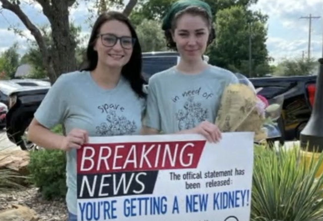 A 22-year-old nurse gave a kidney to a 21-year-old student after the girl posted a video on social media.