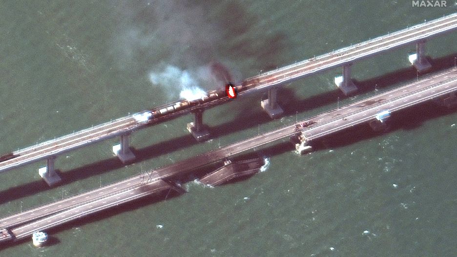Parts of Crimea bridge collapse following fire
epa10231797 A handout satellite image made available by Maxar Technologies shows smoke and a collapsed part of the Kerch Strait bridge in Crimea, 08 October 2022. According to Russian authorities, 'an explosion was set off at a cargo vehicle on the motorway part of the Crimean bridge on the side of the Taman peninsula, which set fire to seven fuel tanks of a train that was en route to the Crimean peninsula. Two motorway sections of the bridge partially collapsed.'  EPA/MAXAR TECHNOLOGIES HANDOUT -- MANDATORY CREDIT: SATELLITE IMAGE 2022 MAXAR TECHNOLOGIES -- THE WATERMARK MAY NOT BE REMOVED/CROPPED -- HANDOUT EDITORIAL USE ONLY/NO SALES HANDOUT EDITORIAL USE ONLY/NO SALES HANDOUT EDITORIAL USE ONLY/NO SALES 
Dostawca: PAP/EPA.
MAXAR TECHNOLOGIES HANDOUT