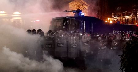 Dantejskie sceny w Tbilisi. Nocny szturm na parlament