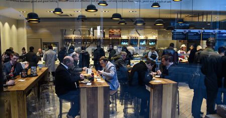Otwarcie restauracji i kawiarni. Czy muszę mieć maseczkę? Jakie zasady obowiązują?