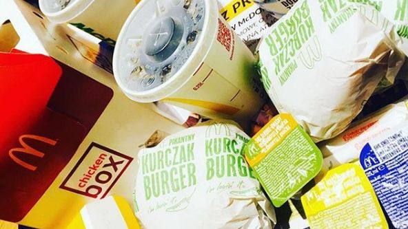 Wiele osób regularnie jada w tej sieci fast food