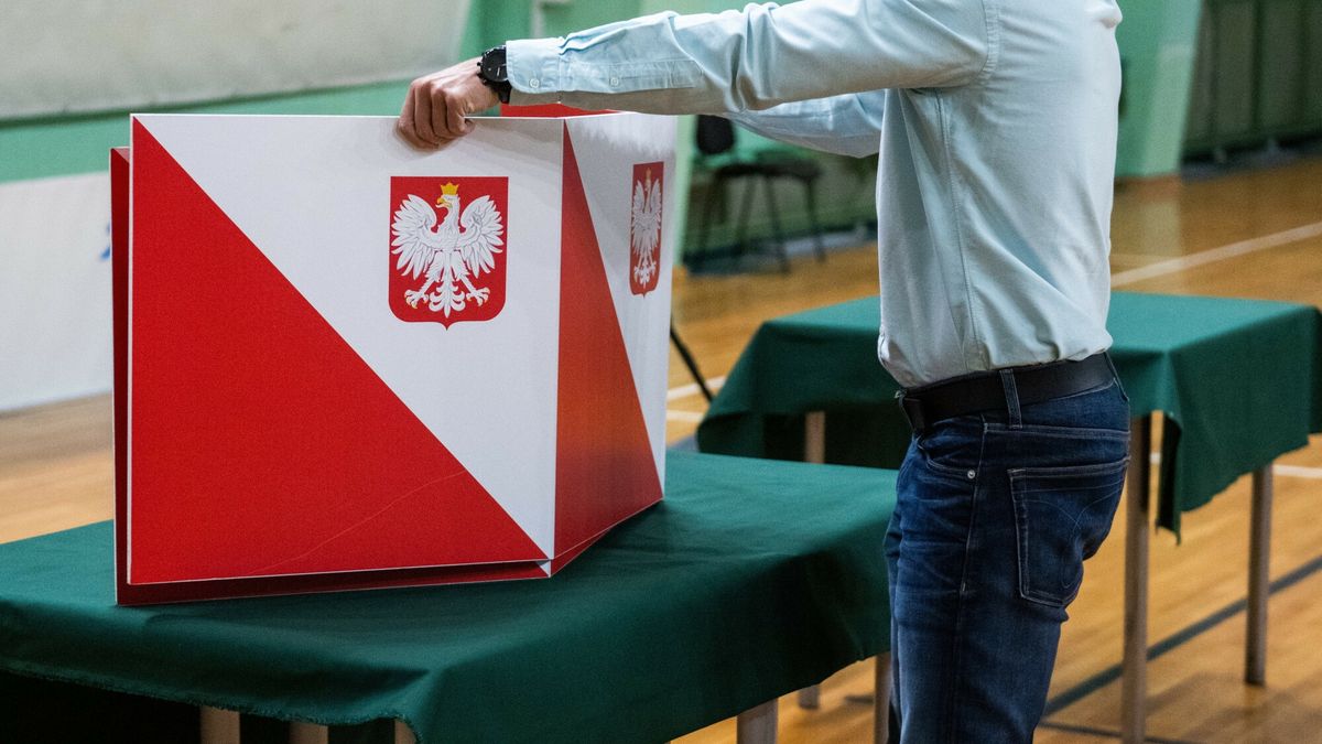 Wybory parlamentarne 2023 - otwarcie urn wyborczych
Fot. Lukasz Gdak/East News, Poznan, 15.10.203. Wybory parlamentarne 2023. Otwarcie urn wyborczych po zakonczeniu glosowania. N/z zakonczenie glosowania.
Lukasz Gdak