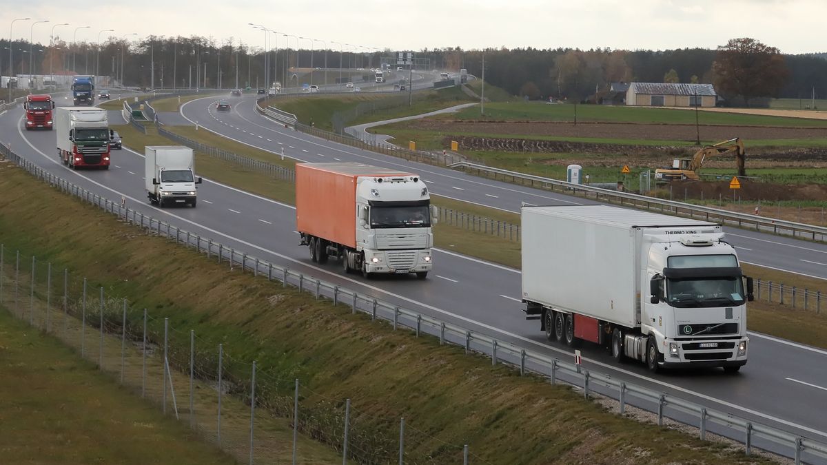 Zambrów, 23.10.2021. Transport z pomocą humanitarną na trasie w okolicach Zambrowa, 23 bm. Trzy TIRy wyruszyły ze składnicy Rządowej Agencji Rezerw Strategicznych w Komorowie i jadą na przejście graniczne w Bobrownikach, gdzie transport będzie oczekiwał na decyzję władz białoruskich. (mr) PAP/Paweł Supernak