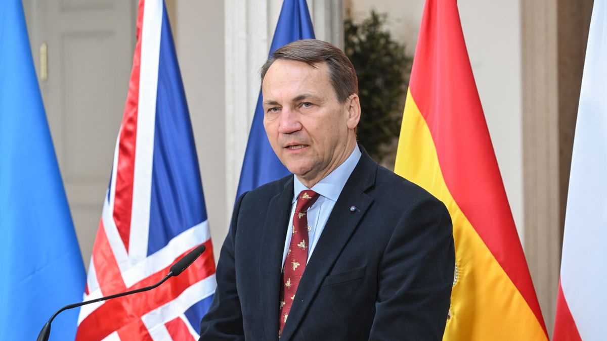 Madryt, Hiszpania, 31.03.2025. Minister spraw zagranicznych Radosław Sikorski podczas wypowiedzi dla mediów w Madrycie, 31 bm. Szef MSZ uczestniczy w spotkaniu ministrów spraw zagranicznych tzw. unijnej Wielkiej Piątki oraz Wielkiej Brytanii i Ukrainy, a także Wysokiej Przedstawiciel Unii ds. Zagranicznych i Polityki Bezpieczeństwa. Celem spotkania jest omówienie kwestii bezpieczeństwa europejskiego oraz dalszego wsparcia: politycznego, finansowego i wojskowego dla Ukrainy. (mr) PAP/Radek Pietruszka