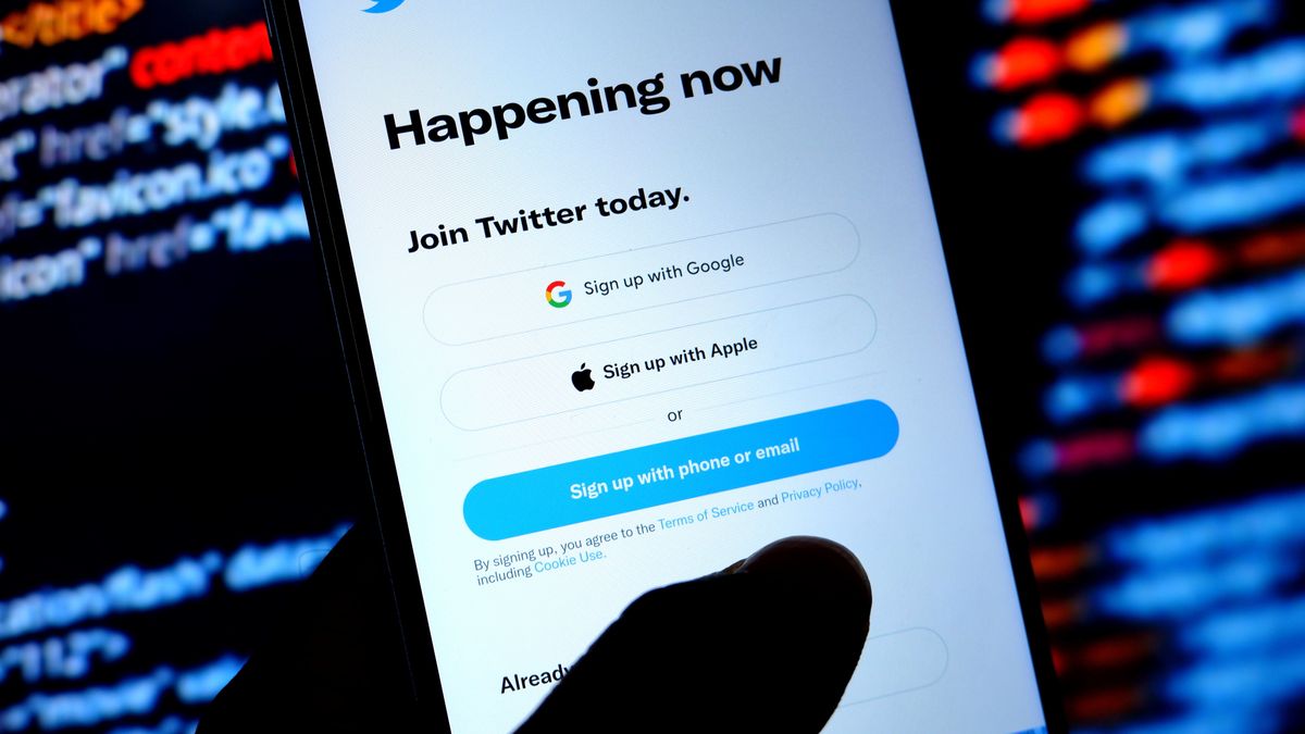 INDIA - 2022/06/18: In this Photo illustration a Twitter application seen displayed on an android smartphone . (Photo Illustration by Avishek Das/SOPA Images/LightRocket via Getty Images)