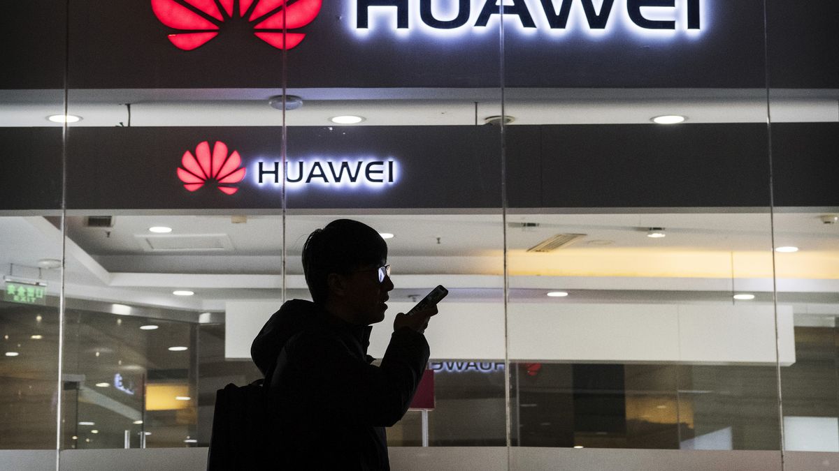 Holenderski dziennik dotarł do niepokojącego raportu, dotyczącego Huawei (fot. Kevin Frayer/Getty Images)