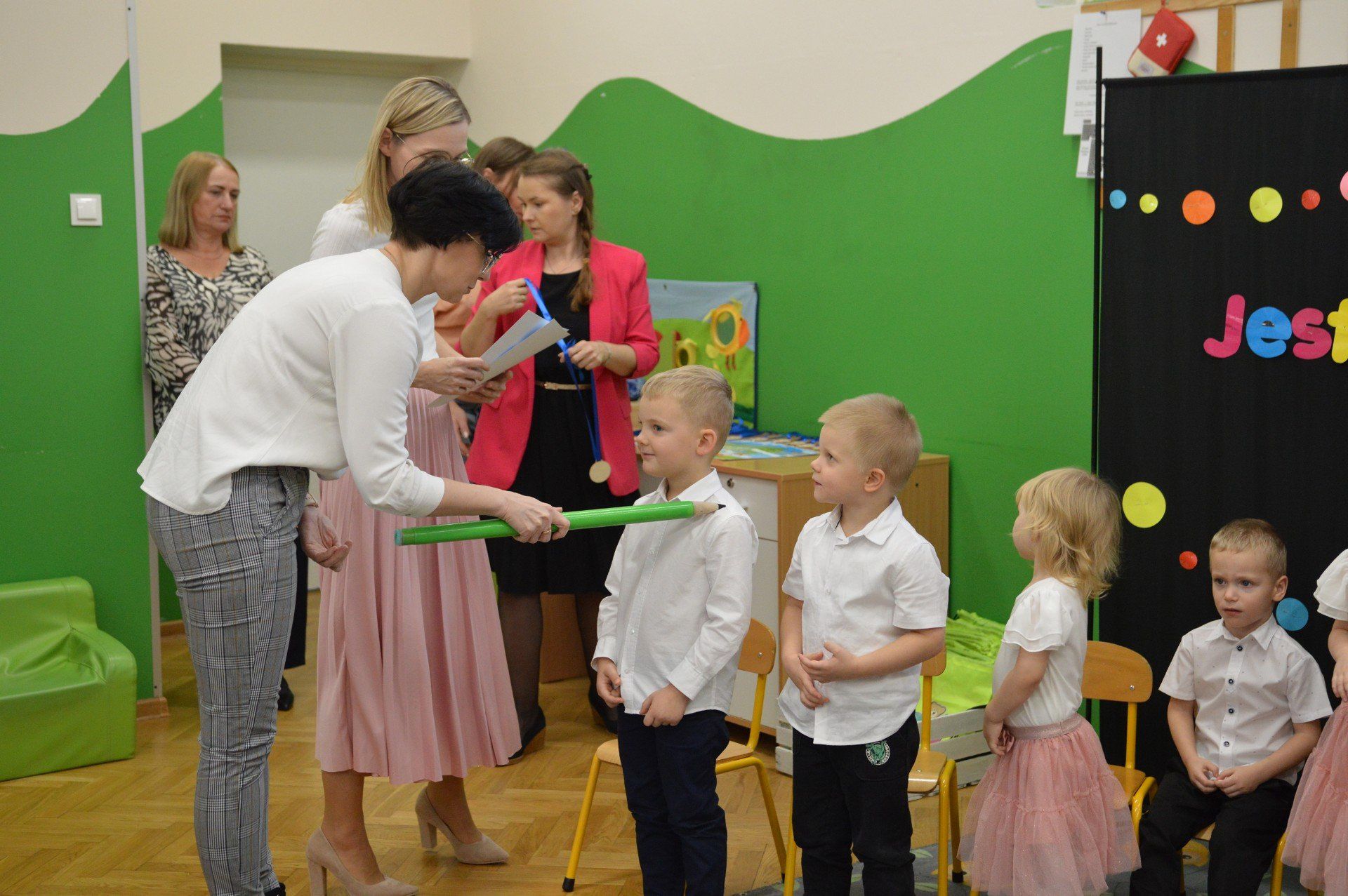 Bełchatów. Pasowanie na przedszkolaka i Montessorka