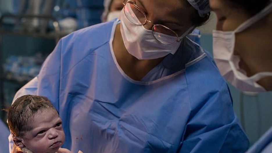 Noworodek z wściekłą minką podbija internet