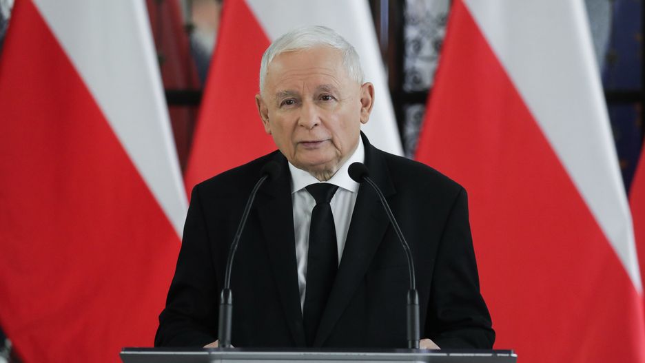 Warszawa, 18.10.2024. Prezes Prawa i Sprawiedliwości Jarosław Kaczyński podczas konferencji prasowej w Sejmie w Warszawie, 18 bm. Temat spotkania: stanowisko ugrupowania w sprawie rządowego dokumentu określającego kierunki polityki migracyjnej. (amb) PAP/Tomasz Gzell