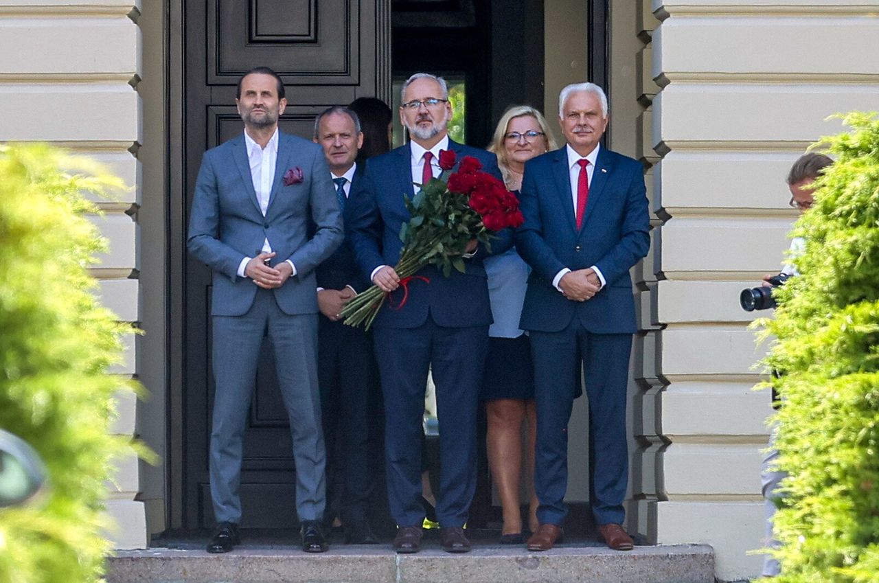 Były minister zdrowia Adam Niedzielski ze współpracownikami oczekują na powitanie nowo powołanej minister zdrowia Katarzyny Sójki w siedzibie resortu w Warszawie