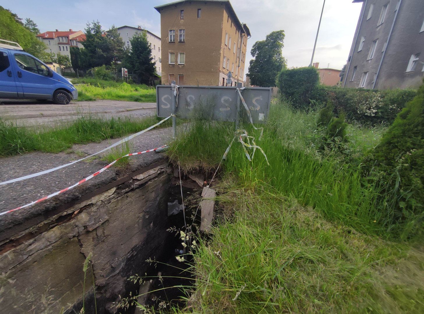 Wyrwa jest głęboka na ponad metr.