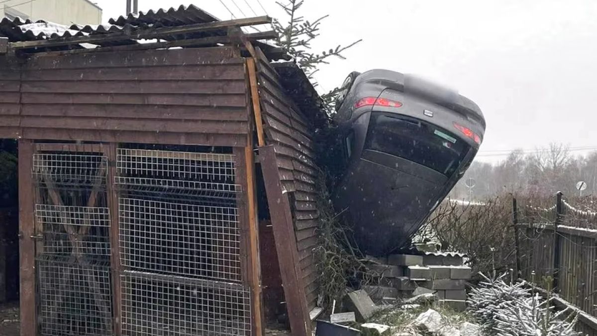 Wypadek w Turze. Auto zawisło na dachu