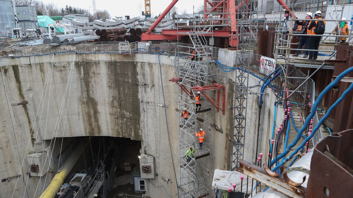 miejsce budowy
Marian Zubrzycki
budowa, kolej, �odzki w�ze� kolejowy, tunel, udro�nienie, wizyta, inwestycja, kolejowe, podziemny, po��czenie
