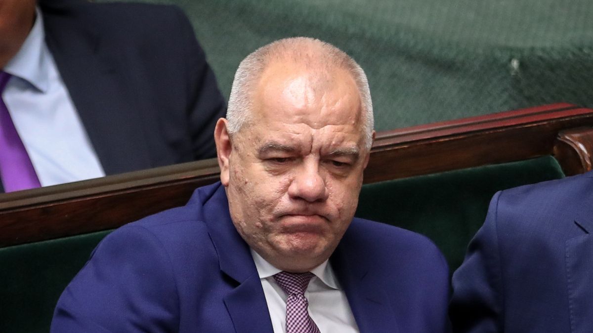 Minister aktywów państwowych Jacek Sasin musi zmierzyć się z trudną sytuacja w Polskiej Grupie Górniczej