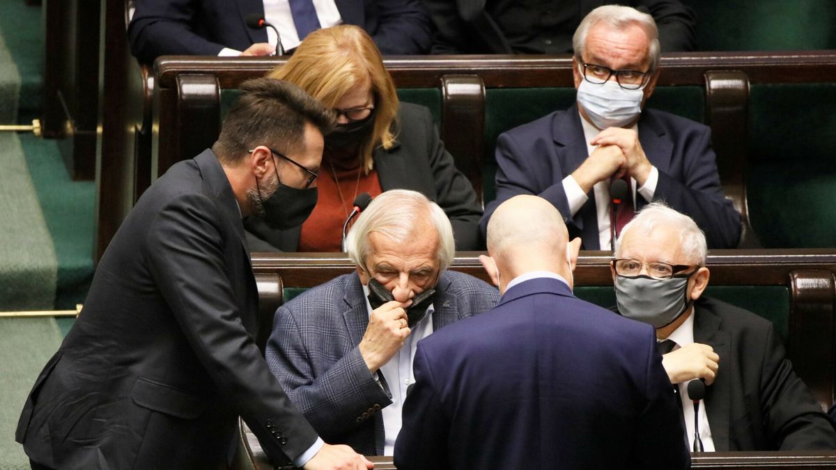 Zaraz po wystąpieniu Morawieckiego w europarlamencie zaczęły się narady w otoczeniu premiera, jak zaszachować KE - pisze "Wyborcza" 