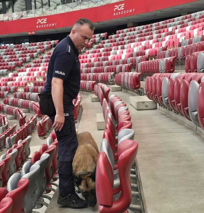  asp. szt. Paweł Pikała wraz z psem służbowym Selerem