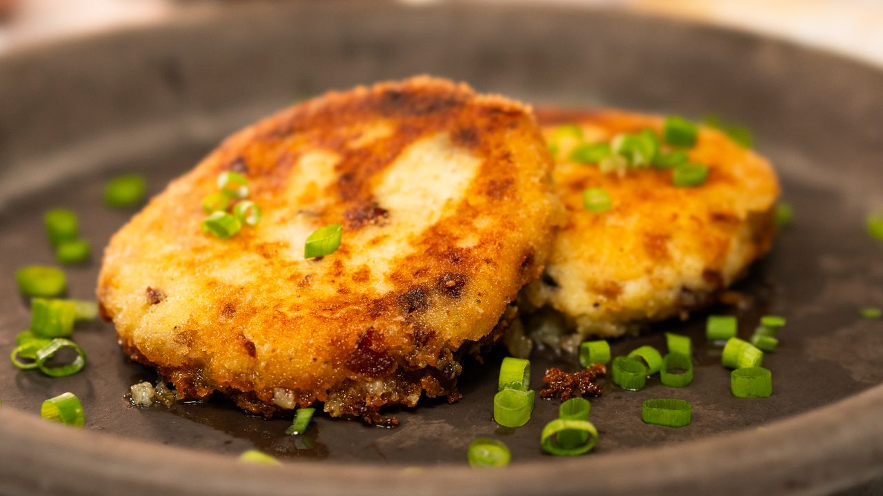 Takie kotleciki robię niemal co piątek. Mają chrupiącą skórkę i kremowe wnętrze