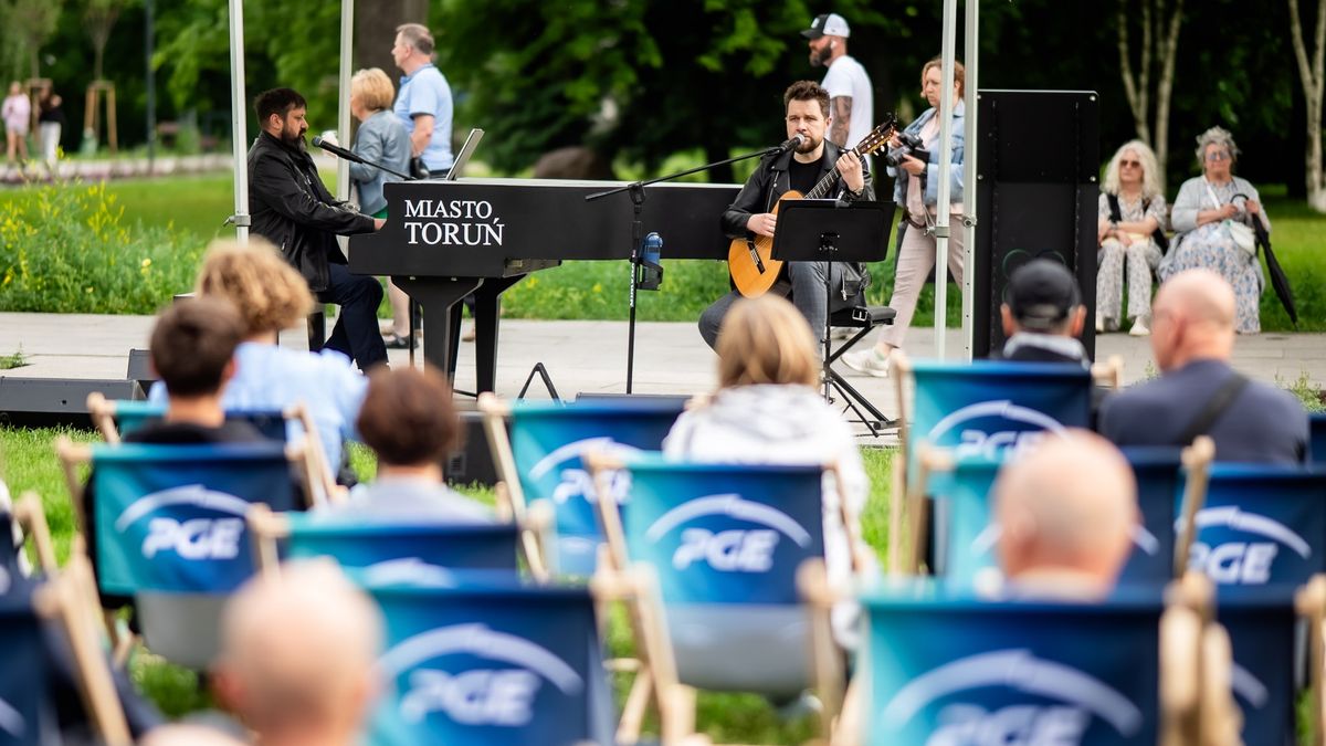 Koncert piosenek Jacka Kaczmarskiego w Toruniu. 