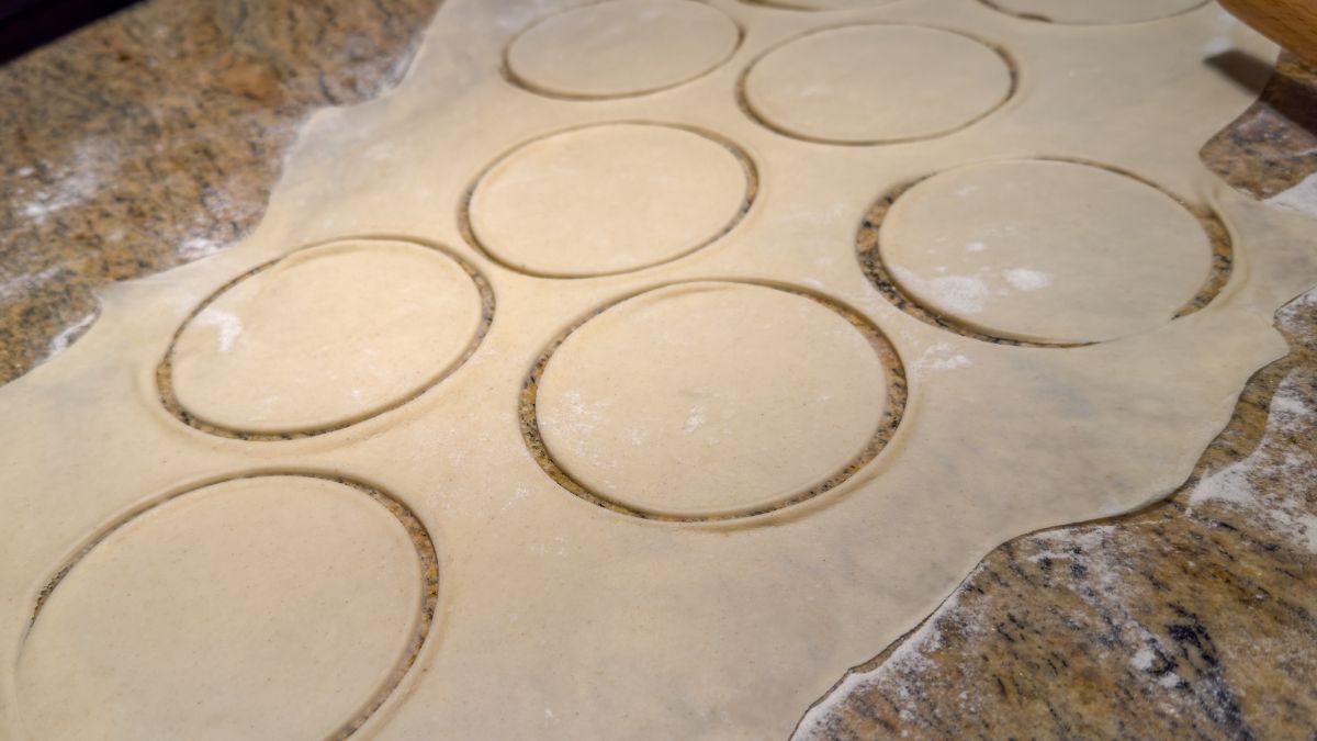 Najlepsze ciasto na pierogi jest banalnie proste w wykonaniu