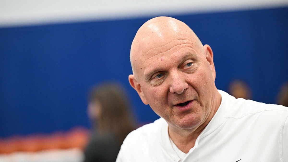 Temporary
Clippers owner Steve Ballmer speaks to members of the press during the Los Angeles Clippers media day at the Honey Training Center in Playa Vista, California, on September 26, 2022. (Photo by Patrick T. FALLON / AFP)
PATRICK T. FALLON