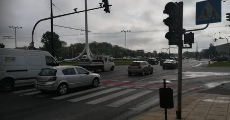 Awaria świateł na rondzie Dmowskiego. Każdy kierunek jest zablokowany