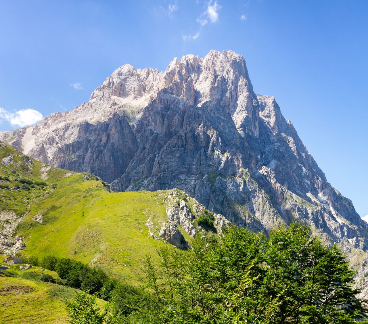 Corno Grande to najwyższy szczyt w Apeninach, który ma wysokości 2921 m n.p.m.