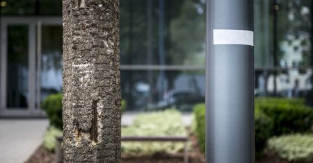 Warszawa. Betonowe słupy latarni wymienione na stalowe. Będzie nowocześnie