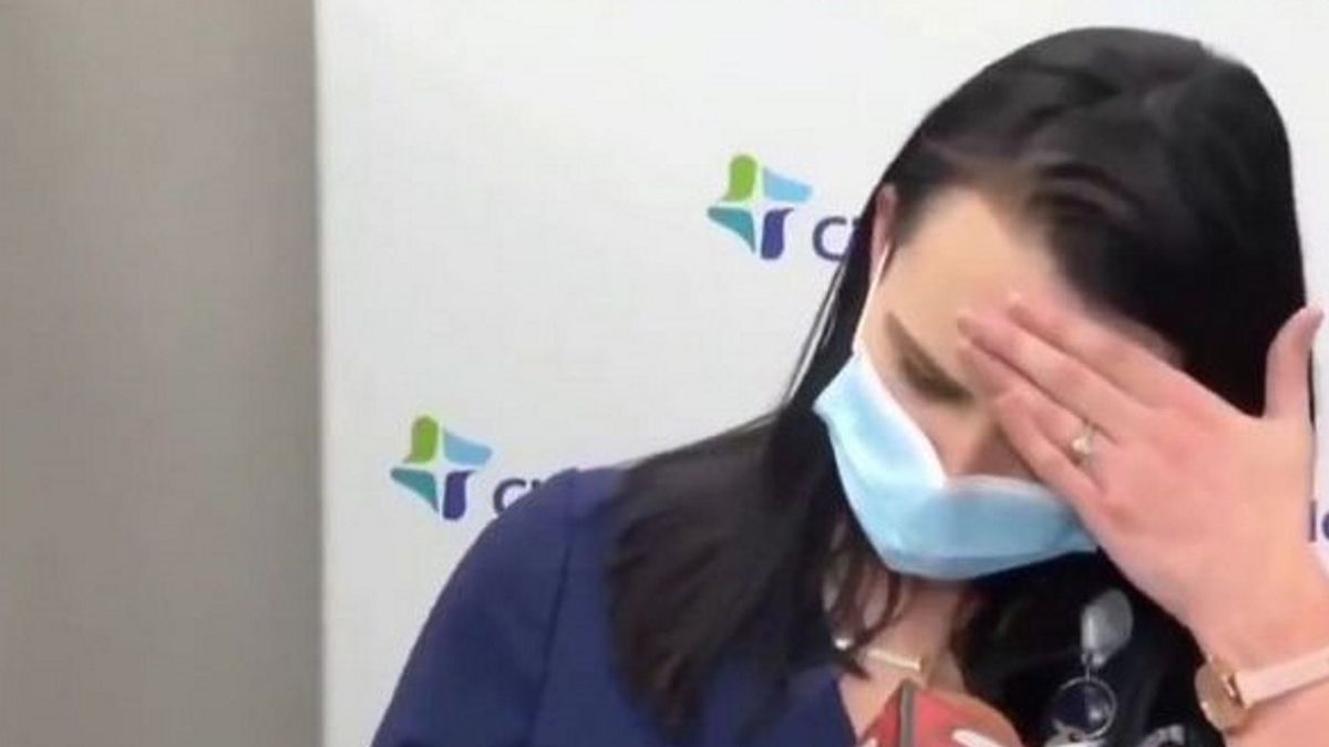 Pielęgniarka z Tennessee przyjęła szczepionką przeciw COVID-19 i po chwili zemdlała udzielając wywiadu. 