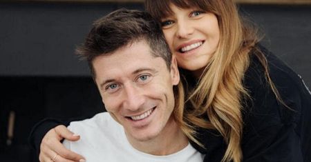 Rodzinne zdjęcie Lewandowskich. Obie córki w wózkach