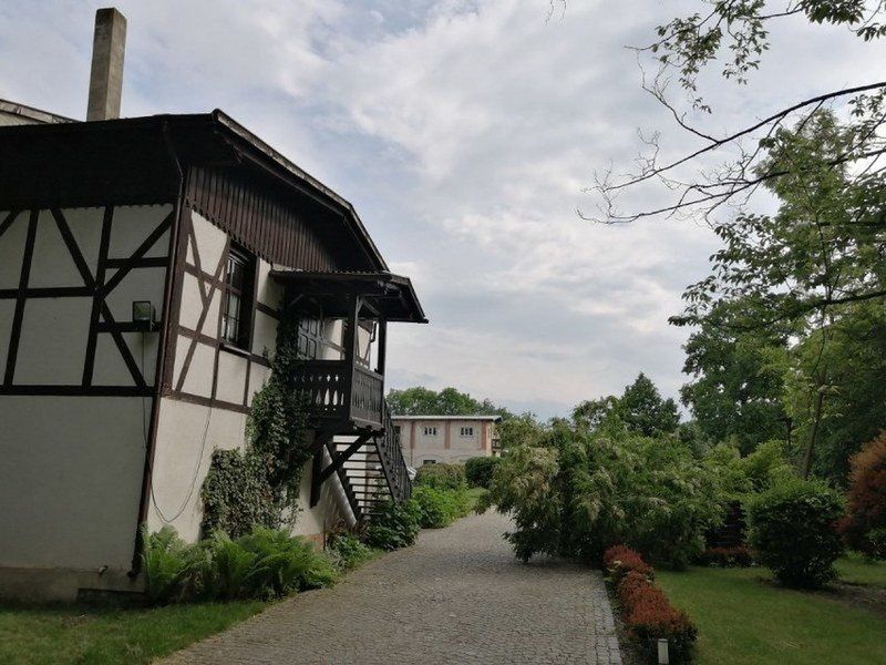 Dworek w Jeziorkach wystawiony na sprzedaż