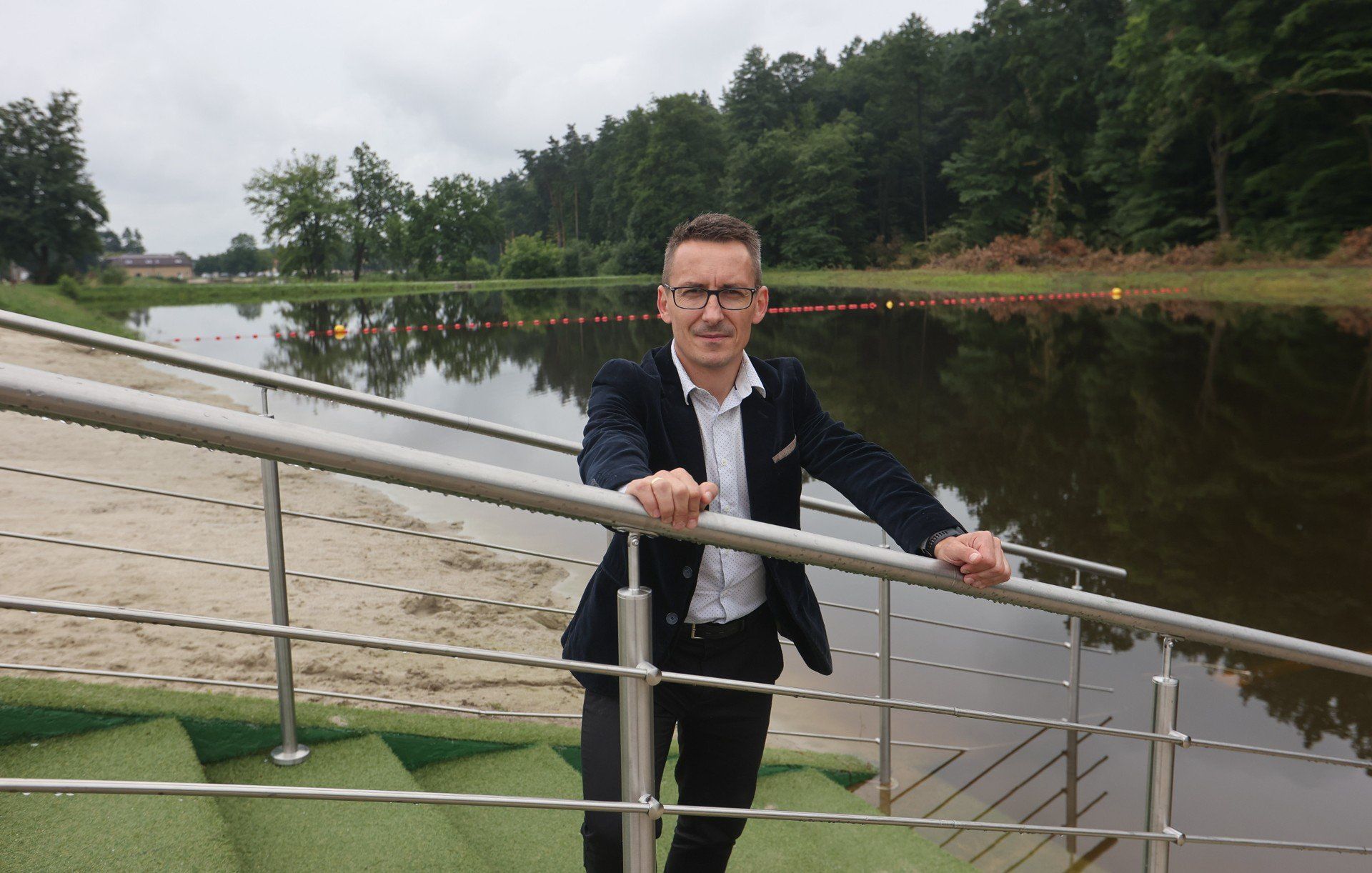 Dyr. Ośrodka Sportu i Rekreacji (OSiR) w Głogowie Małopolskim Andrzej Zwierzchowski nad kąpieliskiem. Zostanie ono otwarte 1 sierpnia.