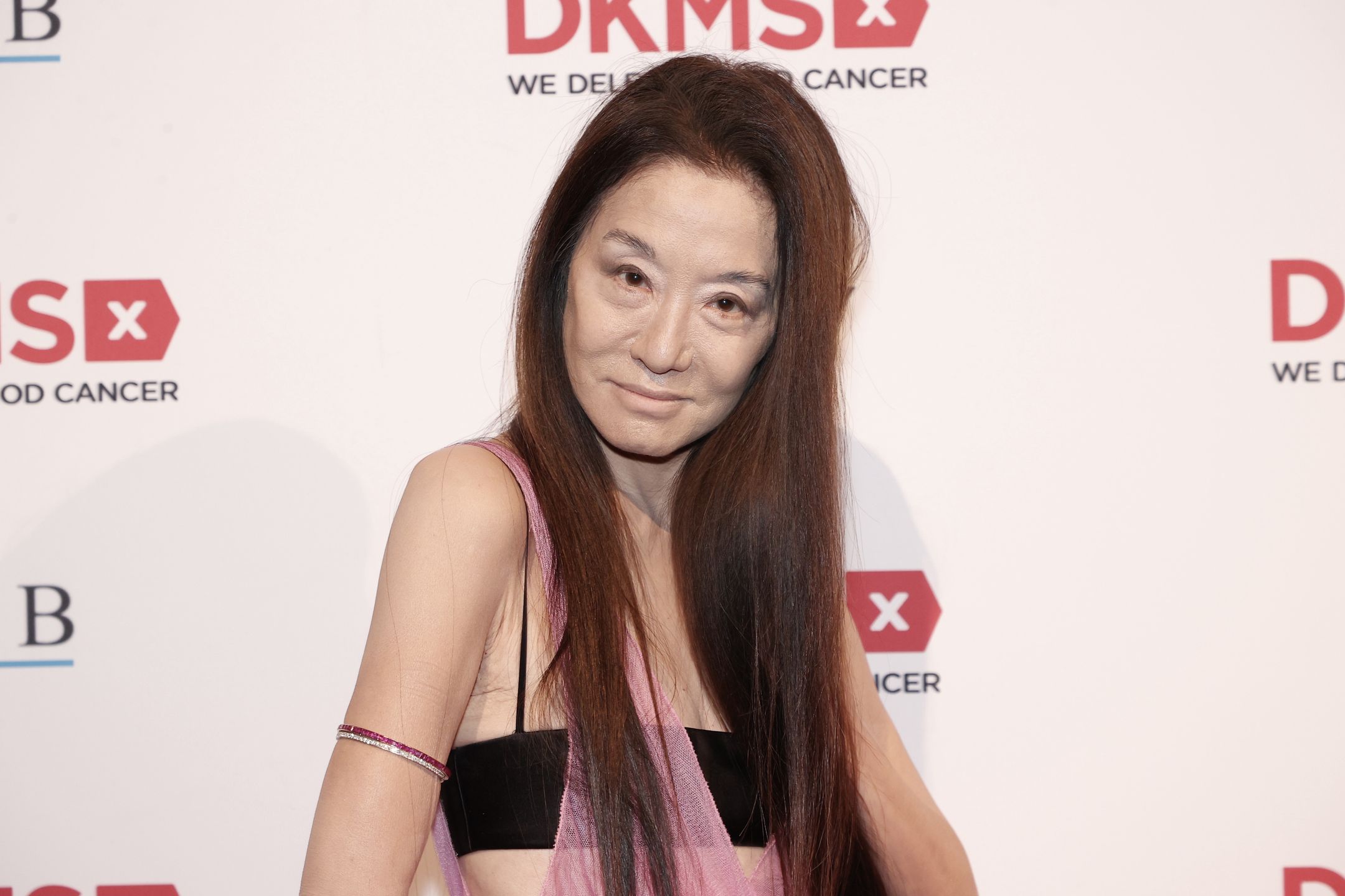 72-letnia Vera Wang eksponuje nogi na gali DKMS