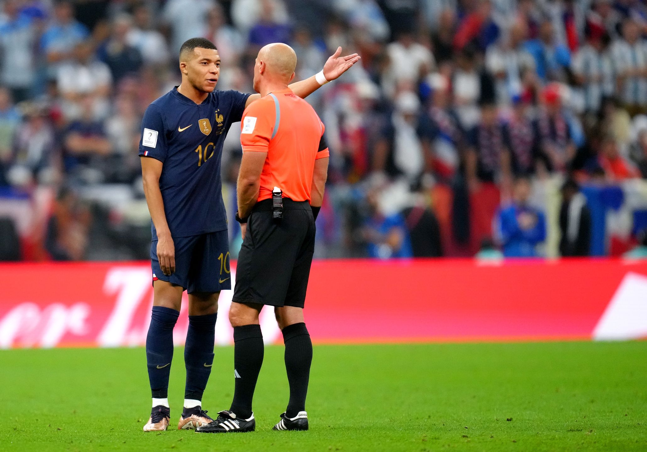 Szymon Marciniak i Kyliam Mbappe
