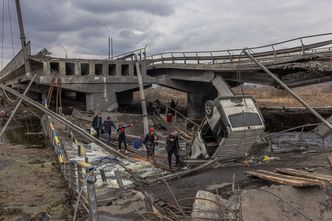 Zniszczone mosty, linie kolejowe i lotniska w Ukrainie. "Nie odbujemy kraju o własnych siłach"