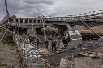Zniszczone mosty, linie kolejowe i lotniska w Ukrainie. "Nie odbujemy kraju o własnych siłach"