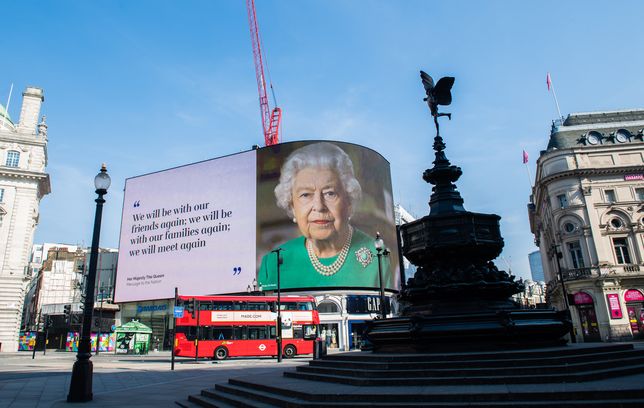 Pandemiczne przesłanie królowej na ekranie w centrum Londynu