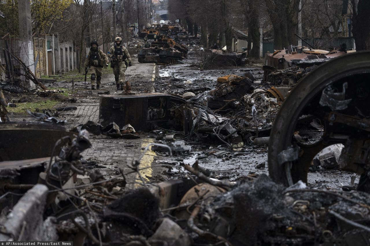 Kolejne nagranie z Buczy. Ukraińscy żołnierze pomagają ludności cywilnej
