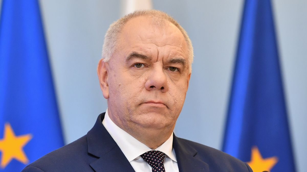 Warszawa, 11.10.2022. Wicepremier, minister aktywów państwowych Jacek Sasin podczas konferencji prasowej po posiedzeniu rządu, 11 bm. w KPRM w Warszawie. Projekt resortu klimatu zakłada od 1 grudnia br. maksymalną cenę prądu dla odbiorców w gospodarstwach domowych po przekroczeniu limitów zużycia na poziomie 699 zł/MWh. (mr) PAP/Radek Pietruszka